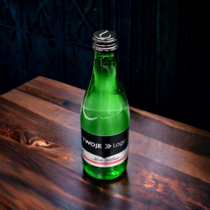 Woda niegazowana w butelce z logo 0,3L